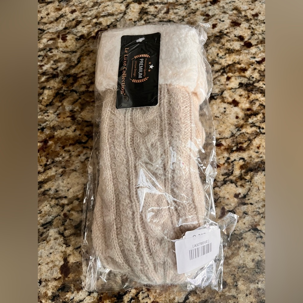 Le Luxe Collection Cozy Cable Knit Mittens